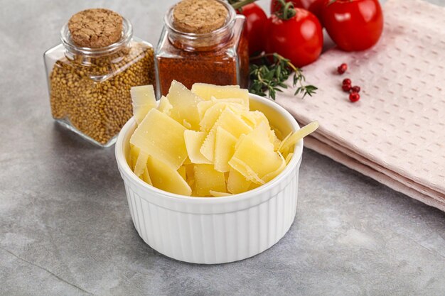 Queso parmesano en rodajas en el tazón