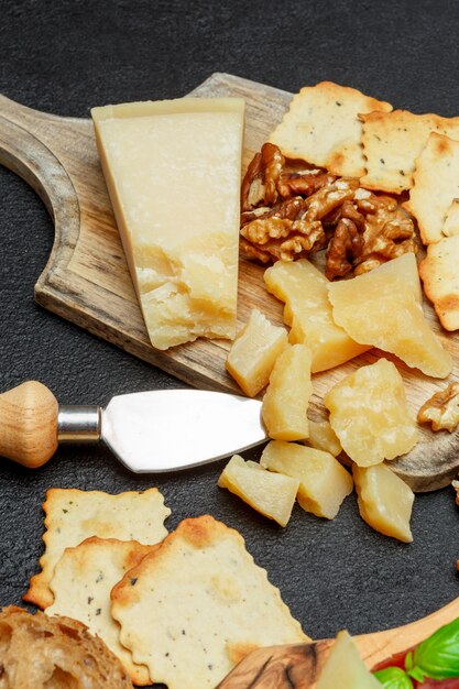 Foto el queso parmesano en tabla de cortar