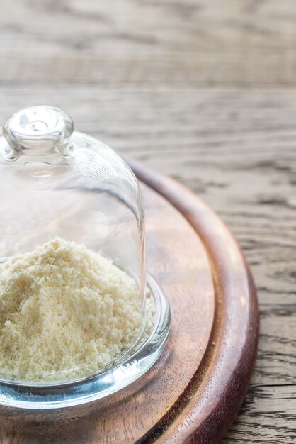 Queso parmesano en el tablero de madera