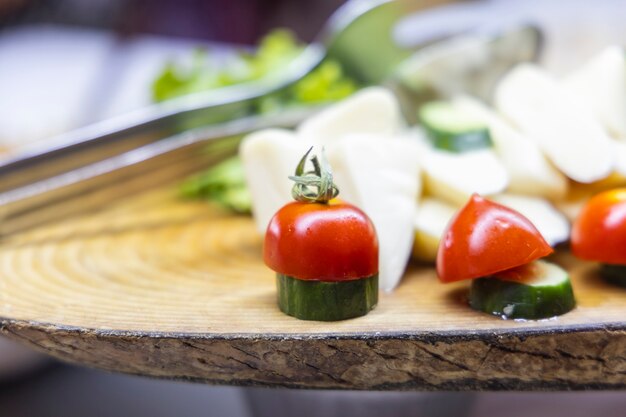 Queso, pepino y tomates en placa