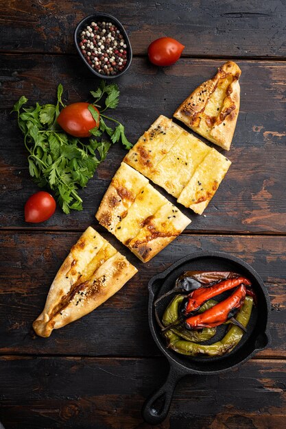 Foto queso pide kasarli pide en la vista superior del fondo de la mesa de madera oscura vieja endecha plana