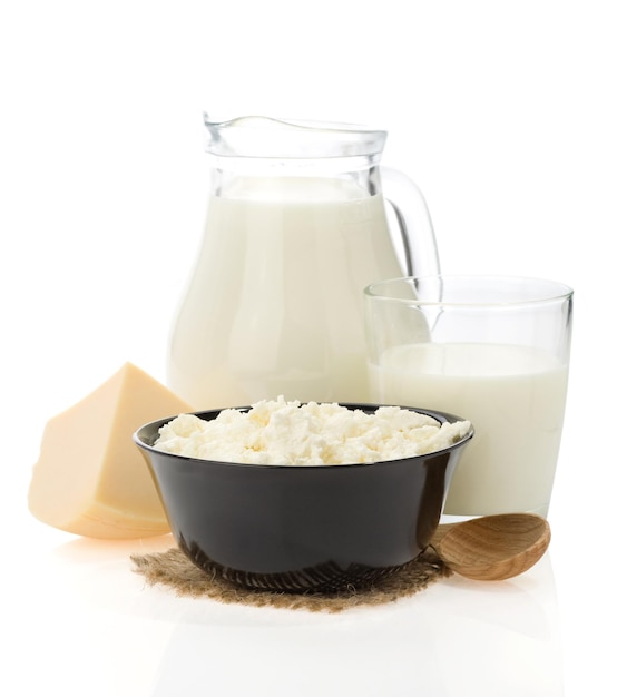 Queso y productos lácteos aislados en blanco