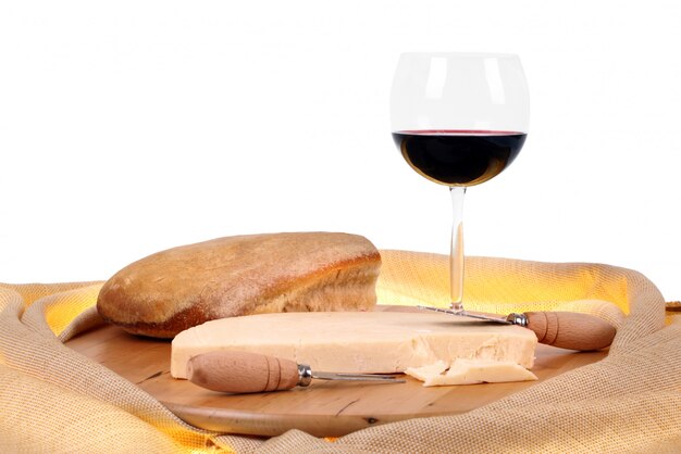 Queso provolone italiano picante con pan y vino tinto.