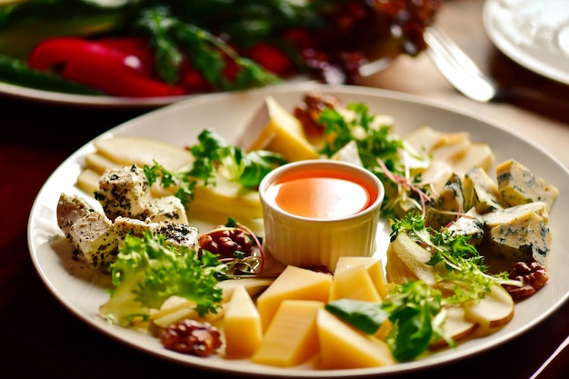 Foto queso rebanado con miel y nueces. un gran plato de aperitivos. merienda al vino. tratar.