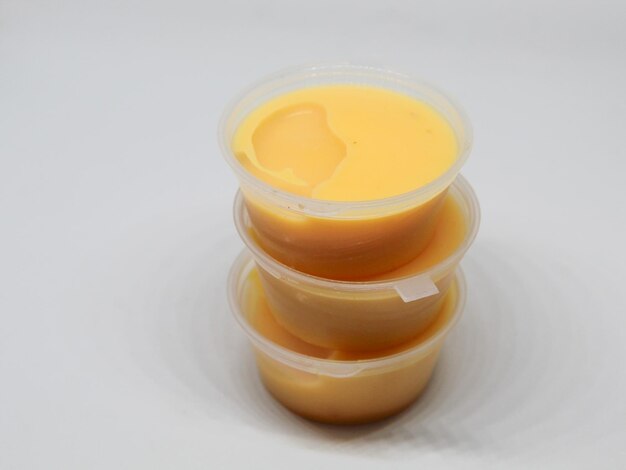 Foto queso en recipientes pequeños