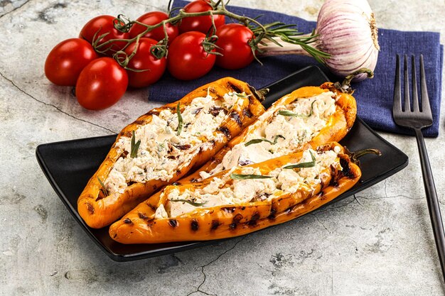Queso relleno de pimienta de Ramiro al horno