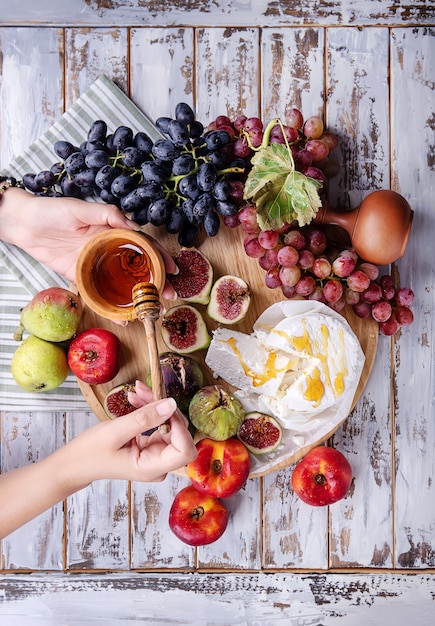 Queso ricotta casero con frutas frescas.