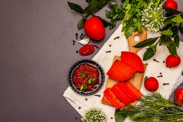 Queso rojo gouda holandés sobre fondo de hormigón de piedra negra de moda