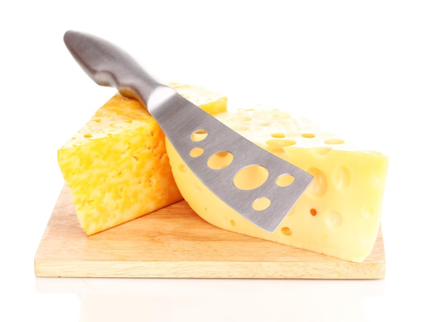 queso sabroso y cuchillo en tabla de madera aislado en blanco