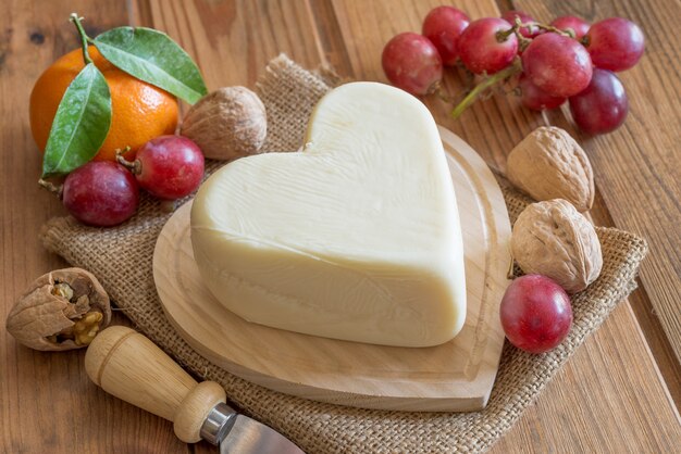 queso con símbolo de forma de corazón el día de san valentín