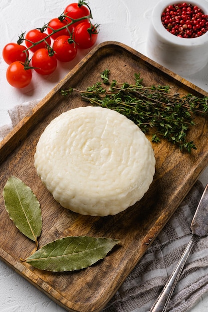 Queso de soja japonés de tofu de seda sobre fondo de mesa de piedra blanca