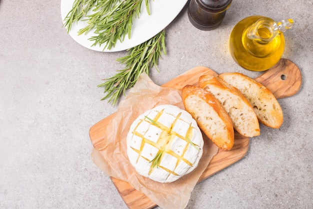 Queso suave camembert al horno. Brie a la plancha con tostadas y romero.