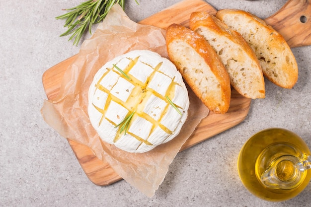 Queso suave camembert al horno. Brie a la plancha con tostadas y romero.