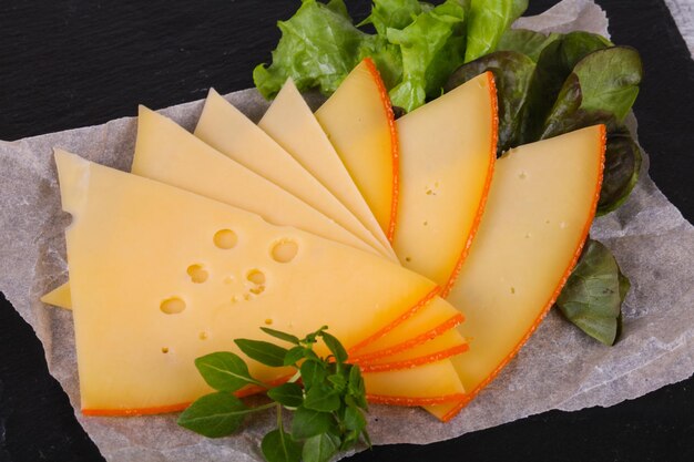 Foto queso suizo amarillo en rodajas