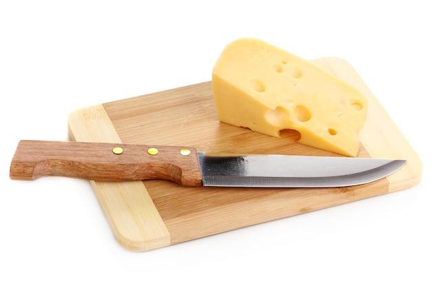Queso en tabla de cortar con cuchillo aislado en blanco