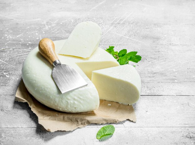 Queso tierno con una rama de menta