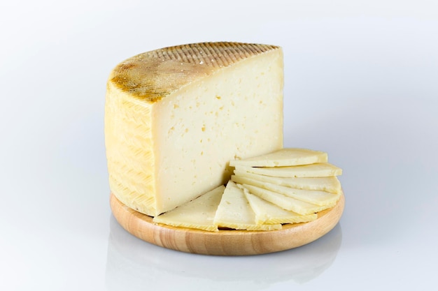 Foto queso tipo castilla la mancha con fondo blanco españa