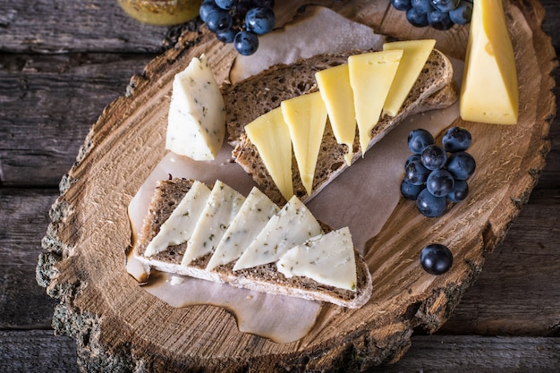 Queso con uvas, pan, miel. Queso De Cabra Con Hierbas aperitivo. bruschetta, queso.