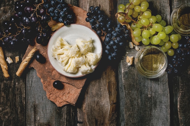 Queso, uvas y vino