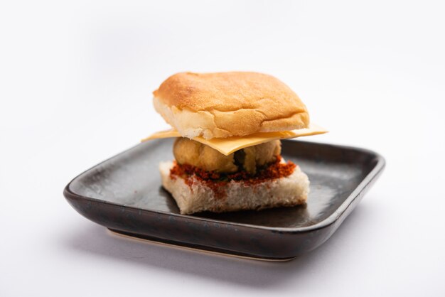 Queso Vada pav o queso rallado Wada Pao, bocadillos populares de Bombay