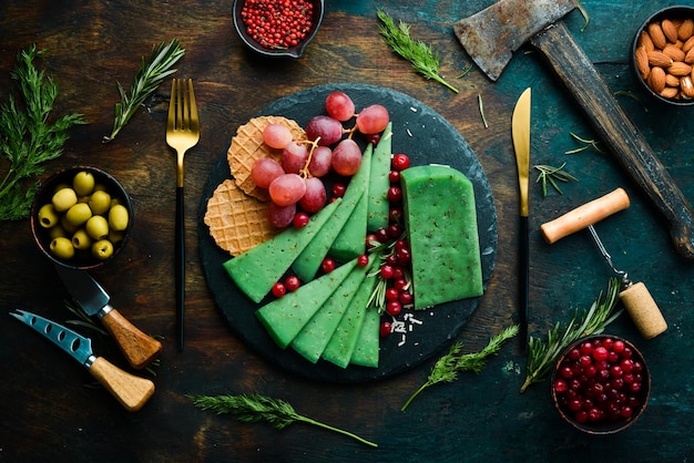 Queso verde con albahaca y hierbas Estilo rústico Espacio de copia libre