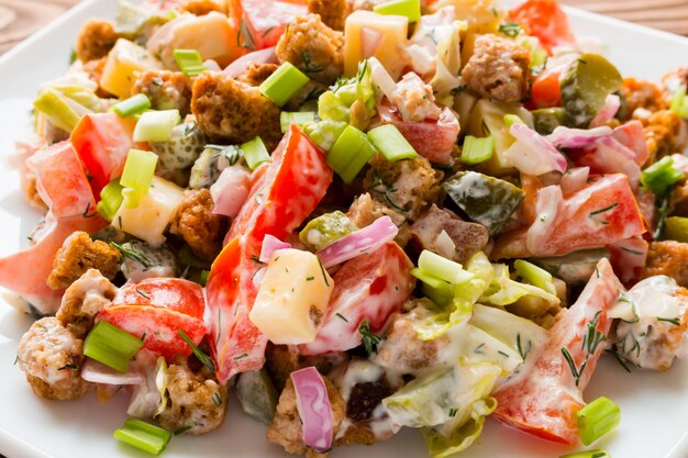 Queso y verduras con primer plano de mayonesa en un plato blanco