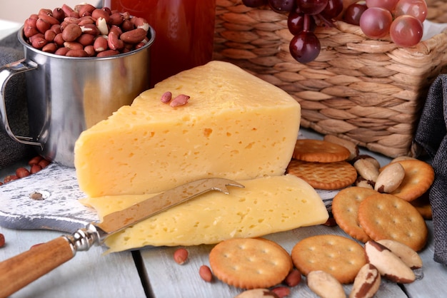 Queso de vino y galletas en un primer plano de mesa de madera