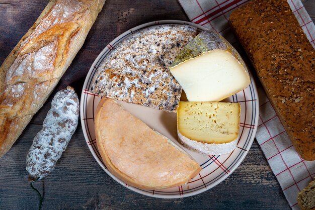 Quesos y aperitivos, queso francés Saboya, Alpes franceses Francia.