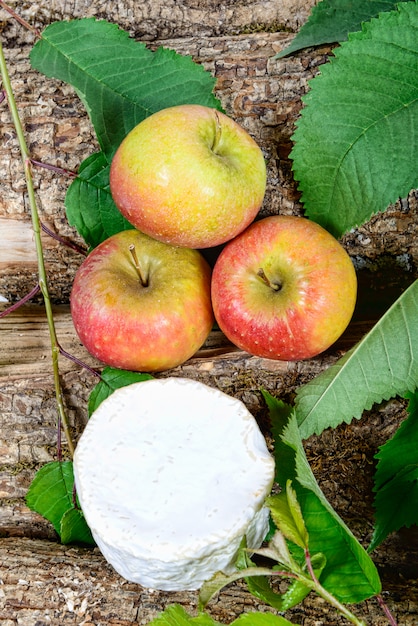 Quesos franceses con manzanas