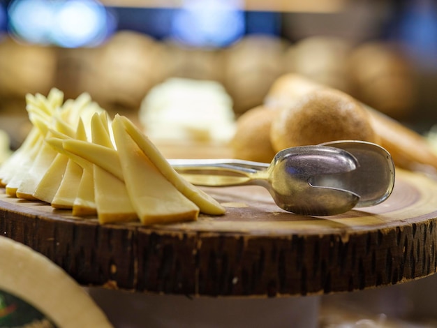 Quesos frescos para desayunar en un buffet de hotel