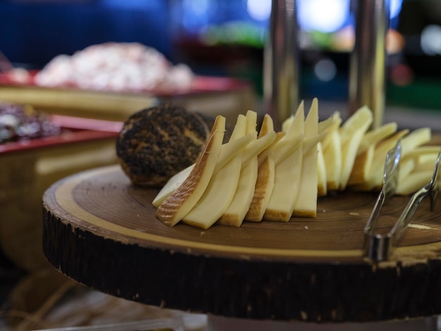 Quesos frescos para desayunar en un buffet de hotel