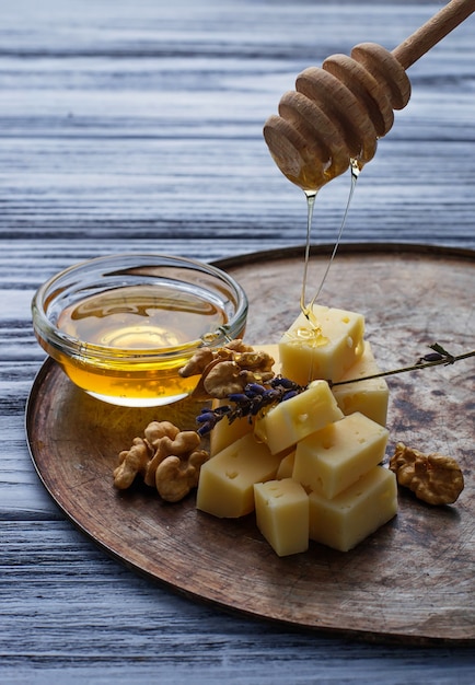 Quesos, frutos secos, miel y vino blanco.