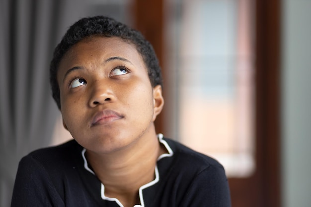 Questionando a mulher negra preocupada revirando os olhos sem confiança