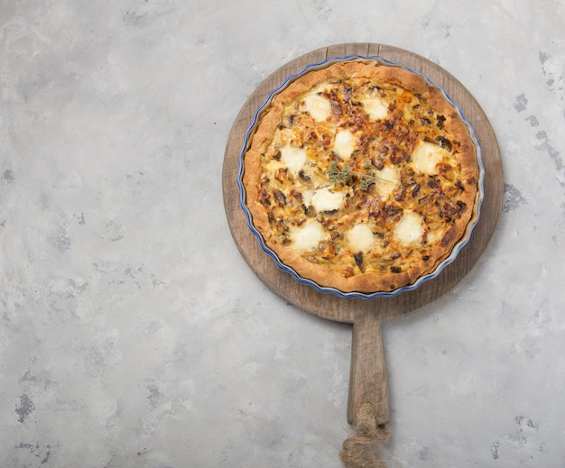 Quiche casera lorraine con pollo, champiñones, queso y tocino.