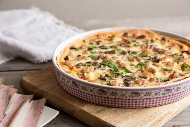 Quiche casera lorraine con pollo, champiñones, queso y tocino.