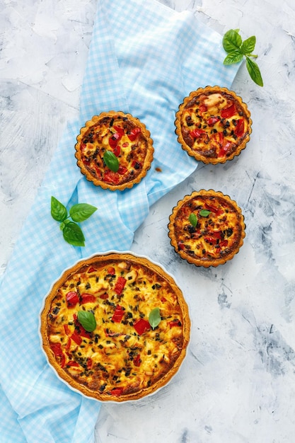 Quiche casero con cebolla de pollo y pimiento