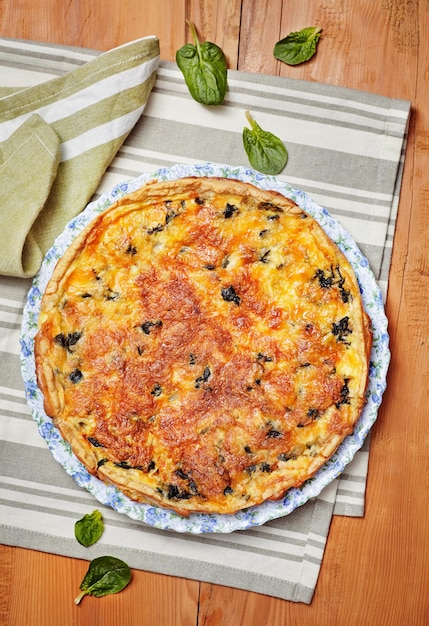 Quiche casero de espinacas y salmón