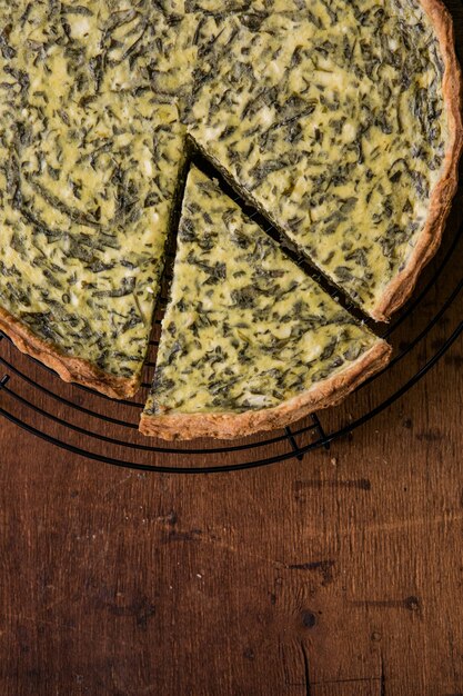 Quiche com espinafre - prato tradicional da culinária francesa. Torta de espinafre