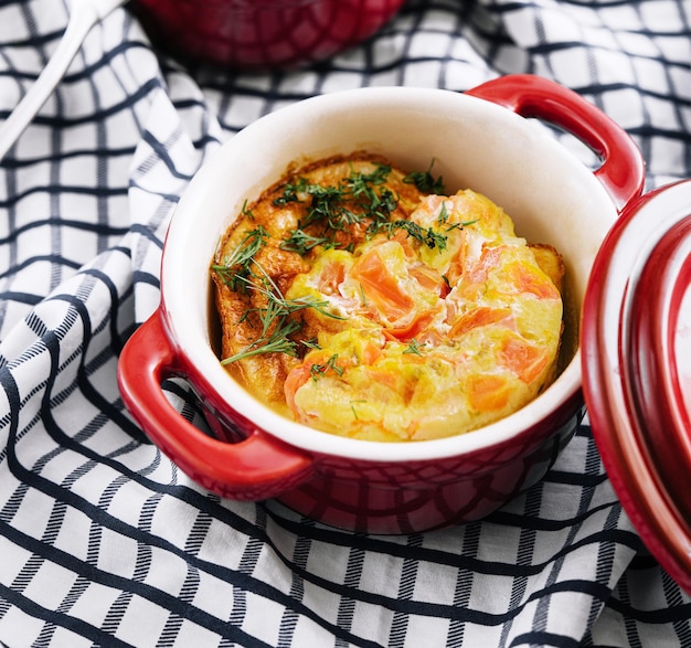 Quiche com salmão e legumes na tigela