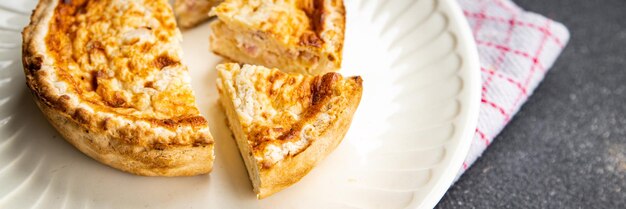 quiche de carne torta salgada recheio refeição comida lanche na mesa cópia espaço comida fundo rústico