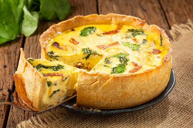 Quiche de espinafre com cebola e bacon