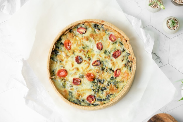 Quiche de espinafre de queijo caseiro para brunch