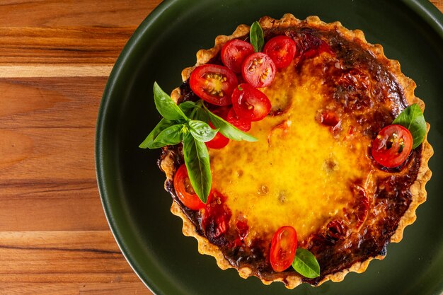 Foto quiche de tomate com queijo e cereja