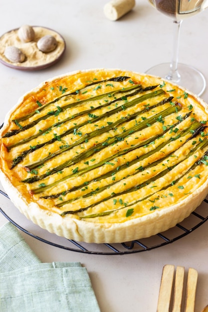 Quiche de espárragos comida vegetariana cocina francesa pastel