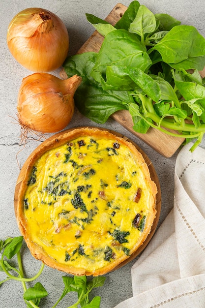 Quiche de espinacas con cebolla y tocino