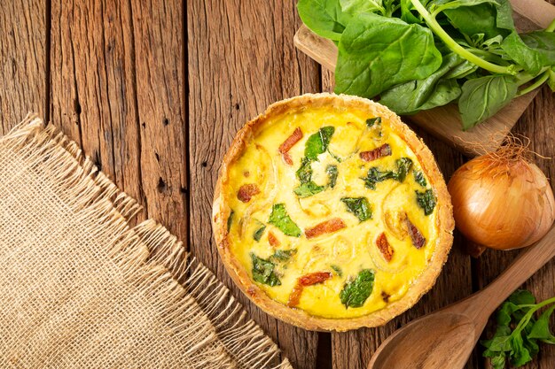 Quiche de espinacas con cebolla y tocino