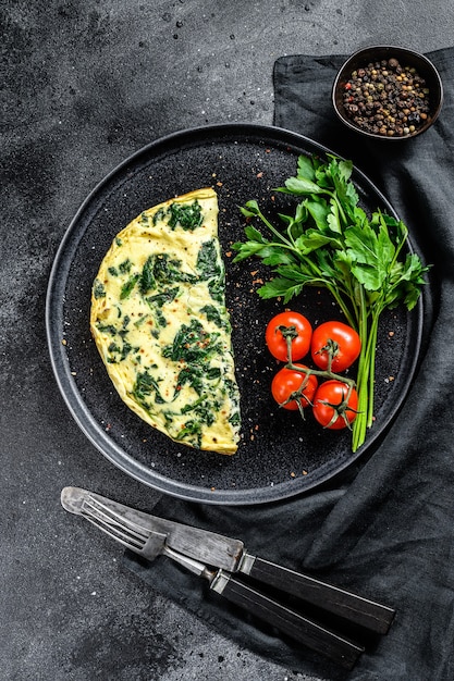 Quiche de espinacas en un plato con tomates y perejil