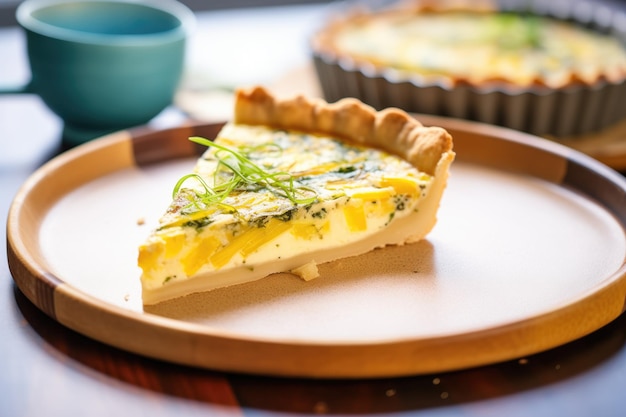 Quiche fatiado com queijo derretido num prato de cerâmica