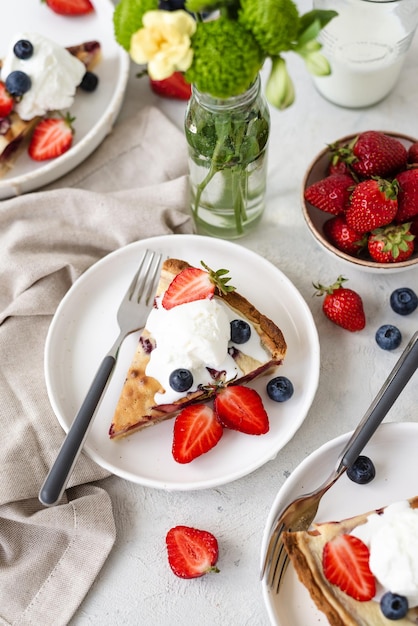 Quiche francés con fresas Tarta tradicional francesa Tarta abierta de frutos del bosque Frutos del bosque de temporada