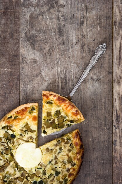 Foto quiche francés con verduras en la mesa de madera